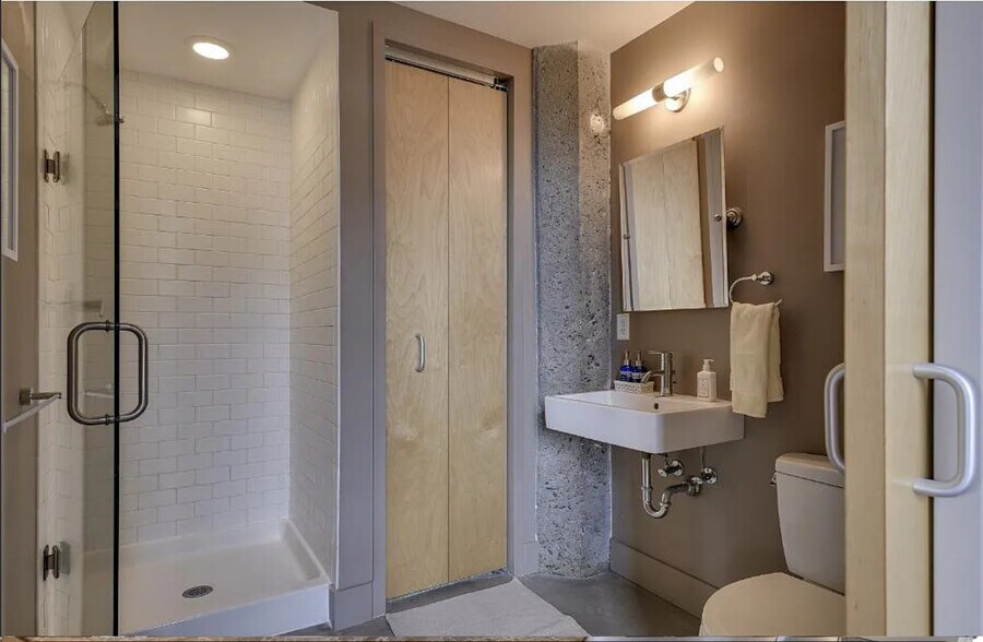 Building Photo - 718 Washington Ave N