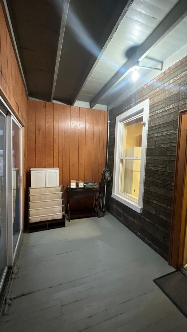 Building Photo - 1503 W Superior St