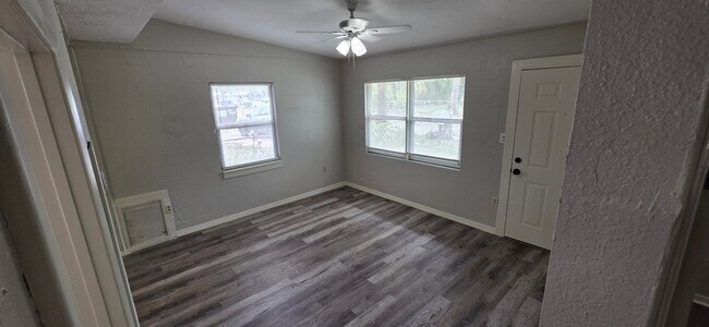 Building Photo - 2425 Dixie Ave