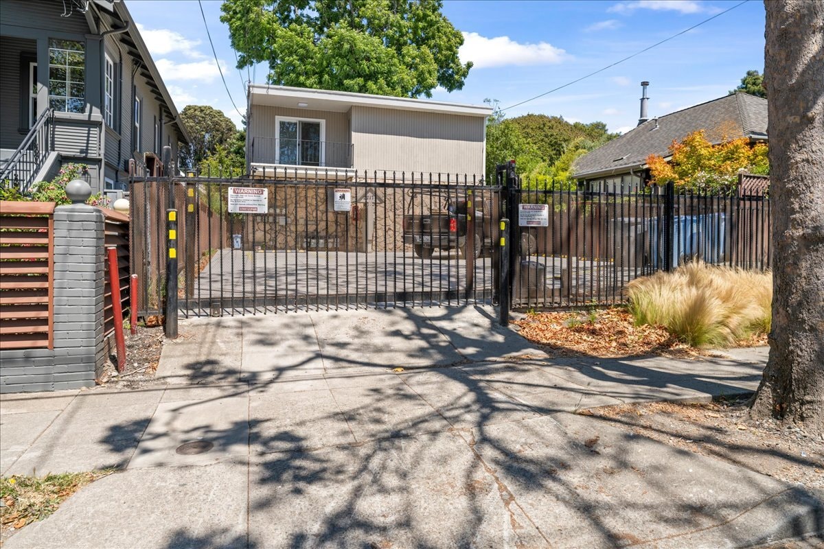 Building Photo - 2217 9th St