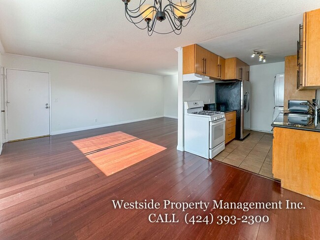 Building Photo - 1827 S Barrington Ave