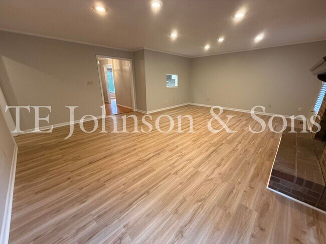 Building Photo - Charming 3 Bedroom Home Near Country Club ...