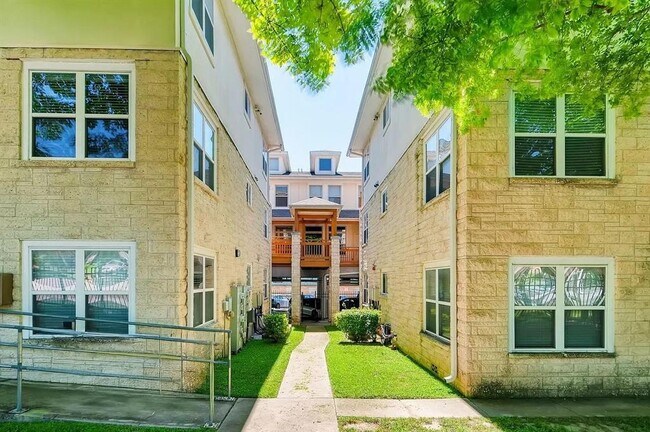 Primary Photo - 305 E 31st St