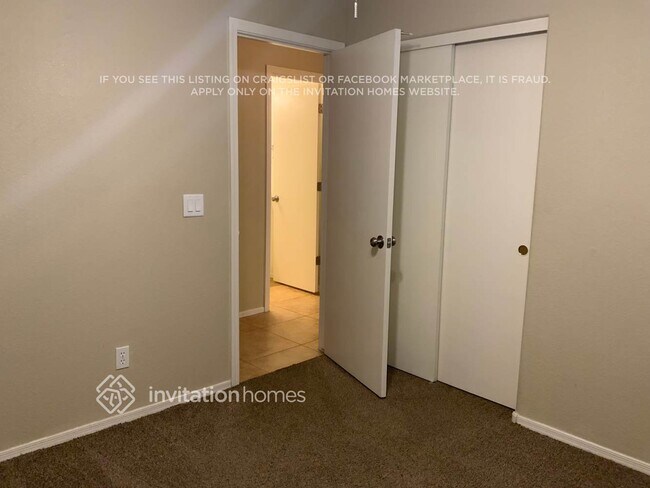 Building Photo - 866 E Mohave Ln