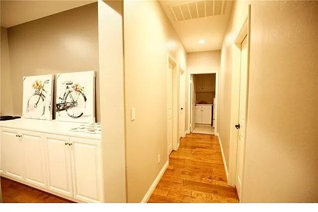 Building Photo - 15761 Crestwood Ave