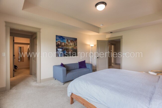 Building Photo - Charming SE Portland Craftsman