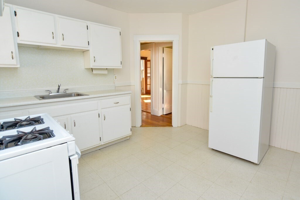 Building Photo - 92 Rockview St