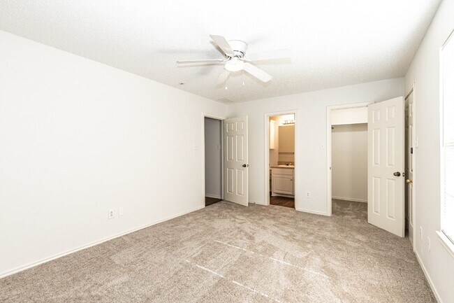 Building Photo - 2 Bedroom 2 Bathroom Duplex