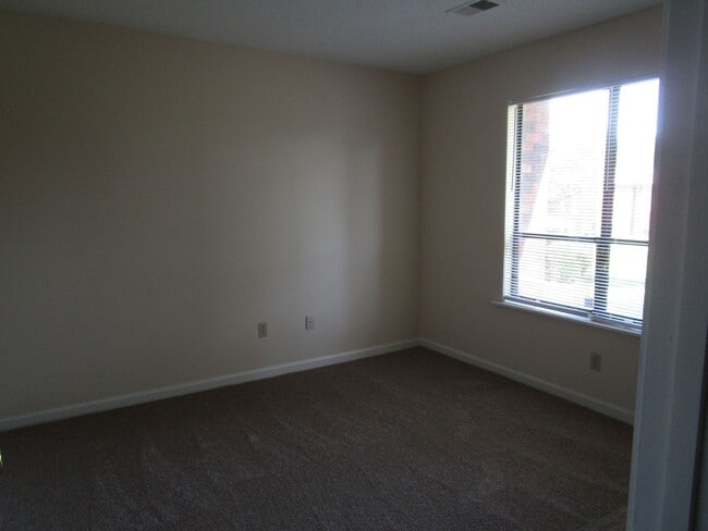 Building Photo - 2 Bedroom, 2 Bath - Water Included