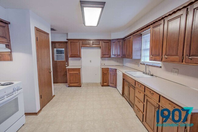 Building Photo - 1101 SW 72nd St