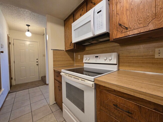 Building Photo - 2304 Wales Cir