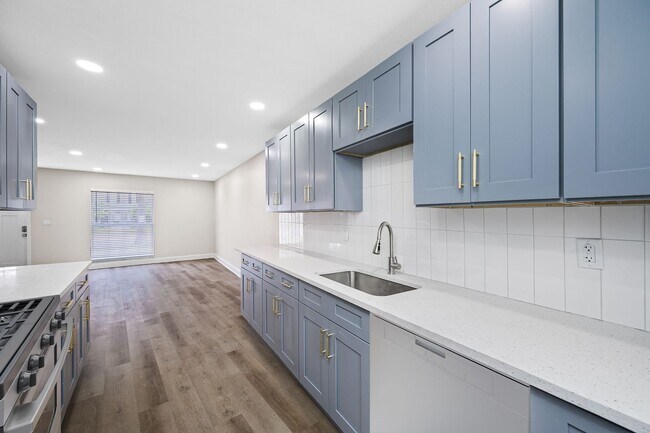 Building Photo - Davis Islands! RARE 3/2 FRESHLY RENOVATED,...