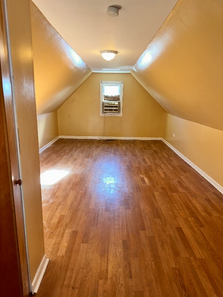 Building Photo - 2020 W 69th Pl