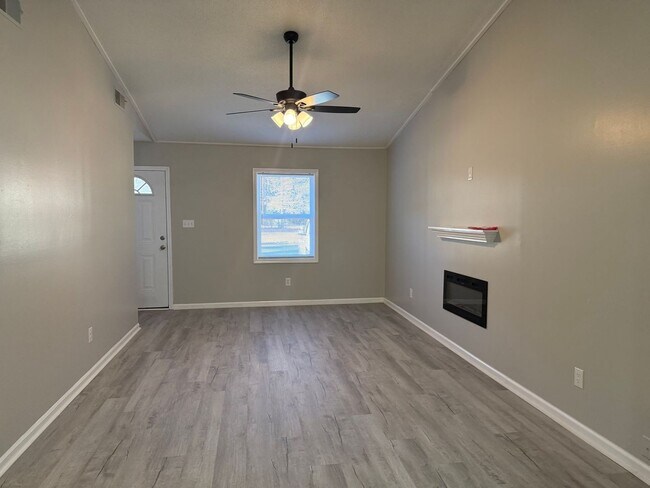 Building Photo - Remodeled 2 bedroom 2 bath duplex,