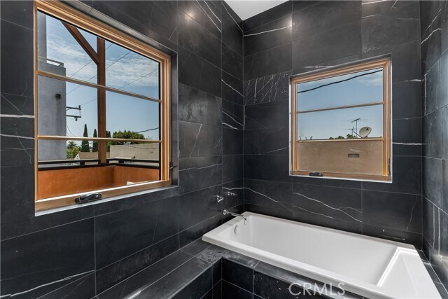 Building Photo - 1035 N Vista St