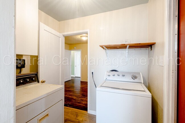 Building Photo - 3 Bedroom/1 Bath Home - $1995 Per Month!