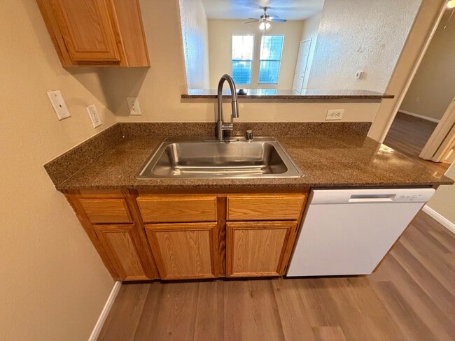 Building Photo - 1 bed, 1 bath condo with 2 car garage!!!