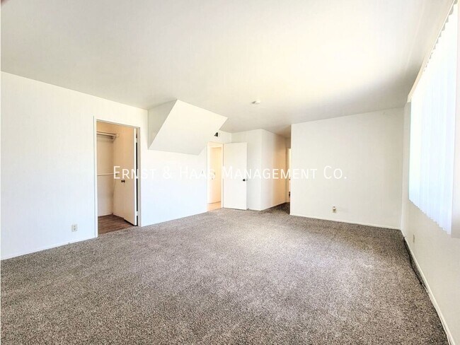 Building Photo - 2755 E Hill St