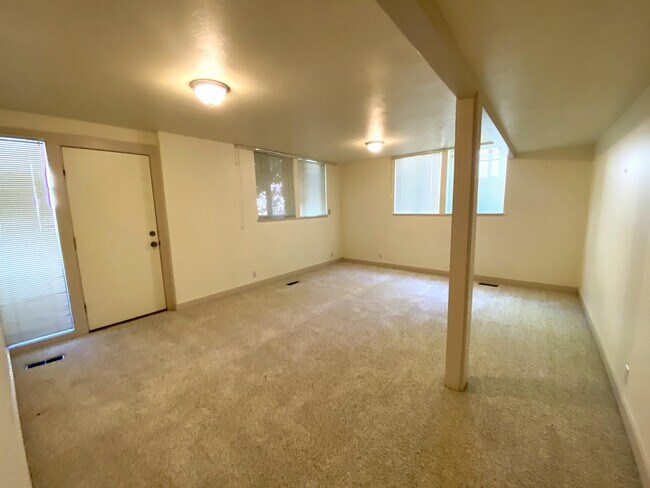 Building Photo - 3016 Apache Ln