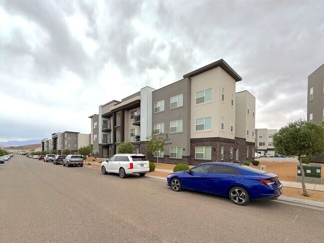 Building Photo - Desert Color Condo 3 bd, 2 bt, 1 Car Garage