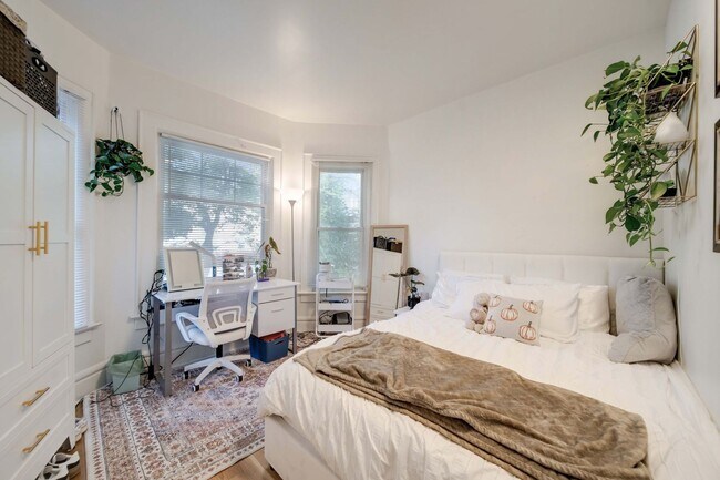 Building Photo - Ultimate 6-Bedroom House with Spacious Liv...