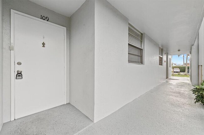 Building Photo - 689 NE 6th Ct