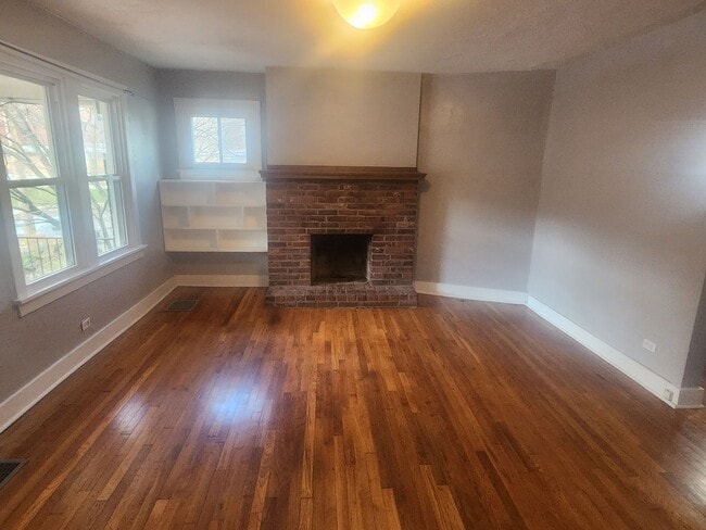 Building Photo - 2 Bedroom 1 bath updated Row Home