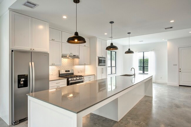 Building Photo - 1733 Airline Dr
