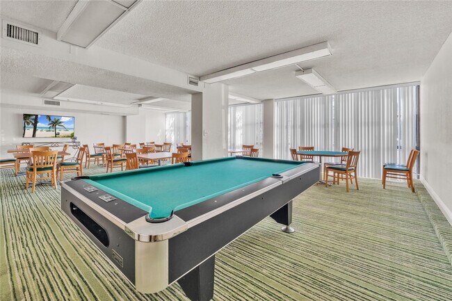 Building Photo - 1000 Parkview Dr