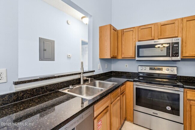 Building Photo - 1601 Nectarine St