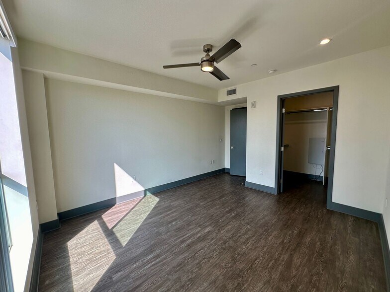 Building Photo - 6923 Kittyhawk Ave