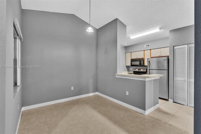 Building Photo - 2850 N Oakland Forest Dr