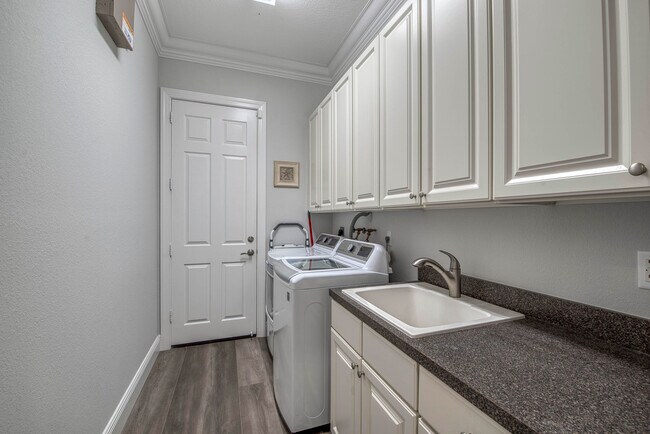 Building Photo - 12476 Aviles Cir
