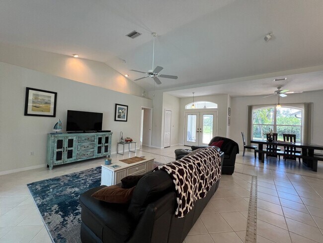 Building Photo - FURNISHED SHORT TERM RENTAL - 3 Bed / 2 Ba...