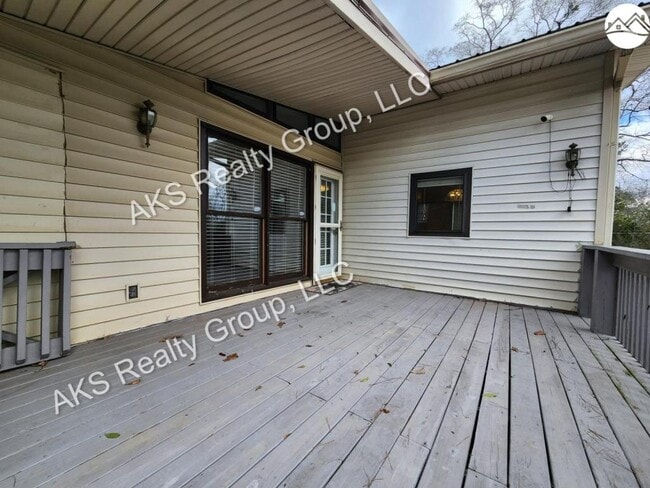 Building Photo - 1613 Stonewall Dr