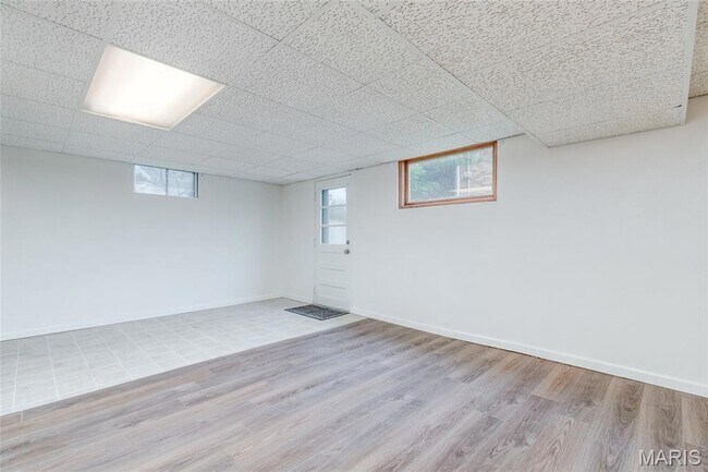 Building Photo - 9715 Grantview Dr