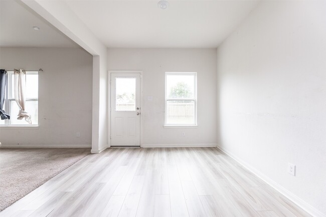 Building Photo - 541 Amberwood Pk Dr