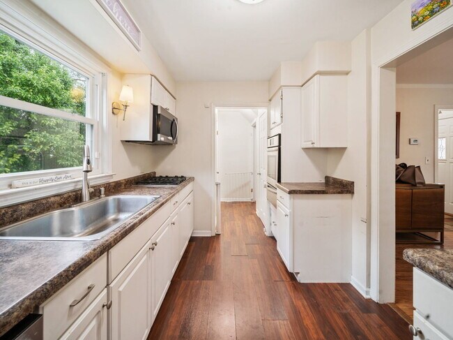 Building Photo - 122 E Crescent Ave