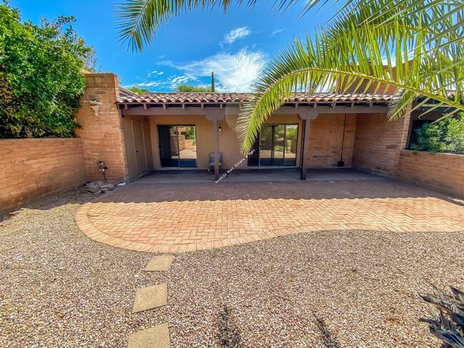 Building Photo - "Charming 2-Bed, 2-Bath Townhouse with Cozy Fireplace in Tucson's Scenic Sunrise Territory neighb...