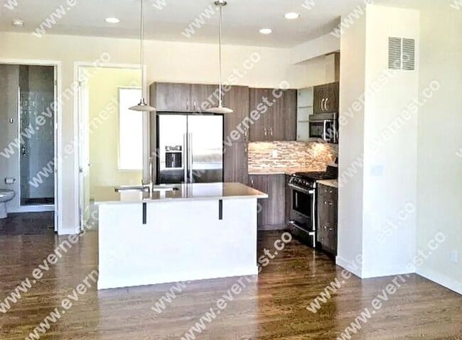 Building Photo - Modern 3-Bedroom Townhome in a Great Locat...