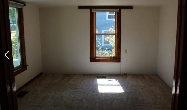 Building Photo - 5 bedroom, 2 bath home available in York neighborhood!