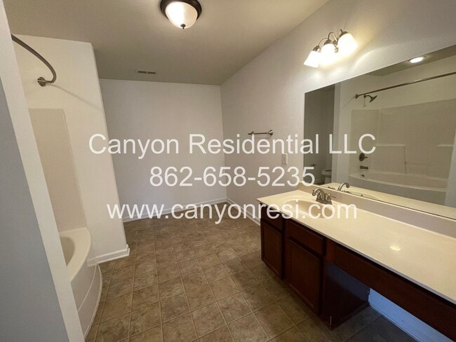 Building Photo - Great Location the spacious 3BR 3BA won't last long!