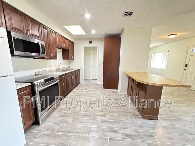 Building Photo - 1527 Leeway Ave