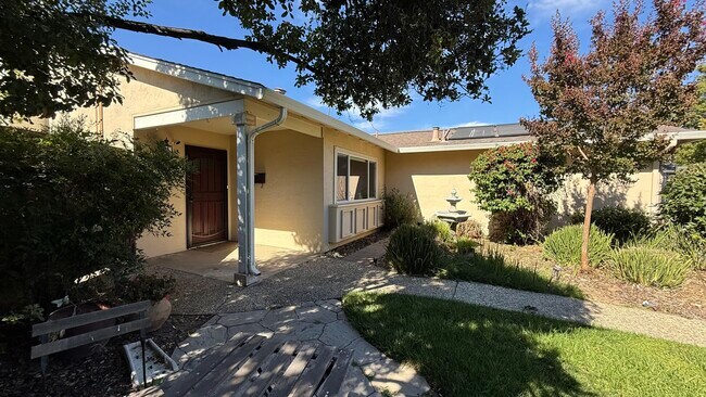 Building Photo - 672 Swallow Dr