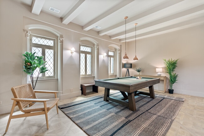 Building Photo - 1650 W Roscoe St