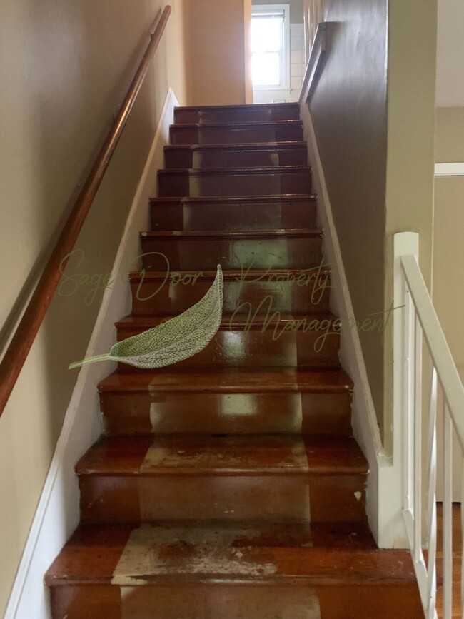 Building Photo - BEAUTIFUL HARDWOOD FLOORS!!!
