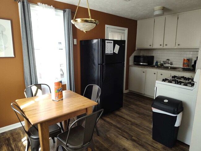 Building Photo - 3912 Crestview Dr