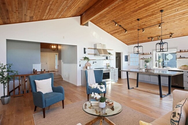 Building Photo - One Of A Kind Freeland Home with Two Seper...