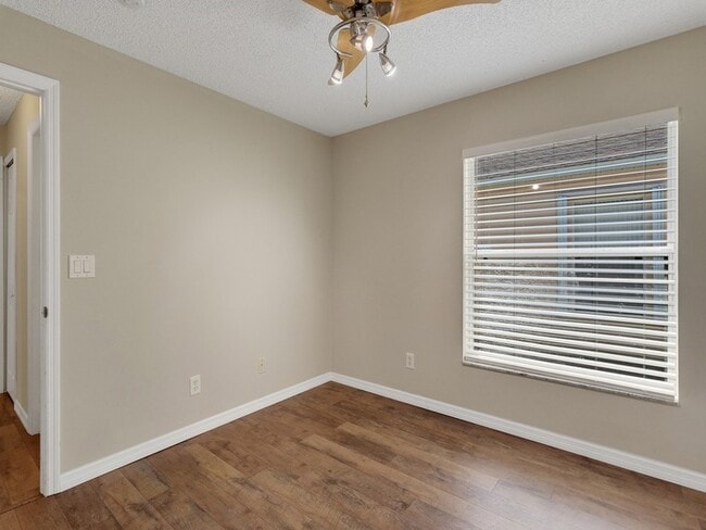 Building Photo - 962 E 13th Square