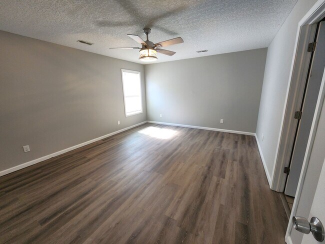 Building Photo - 7110 SW Greenview Dr